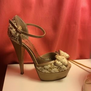 Bebe pumps